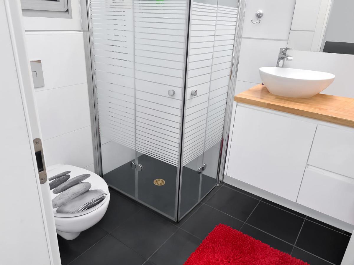 Beach Suite Israel- Private Jacuzzi Garden Suite & Gym, 3 Min Walk To Beach ביץ סוייט ישראל- ג'קוזי פרטי בגינה 3 דקות הליכה לים וחדר כושר Ashkelon Bagian luar foto