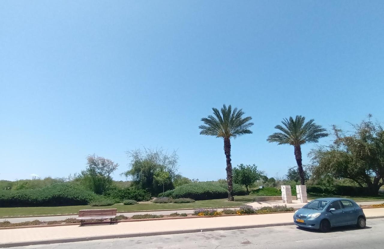 Beach Suite Israel- Private Jacuzzi Garden Suite & Gym, 3 Min Walk To Beach ביץ סוייט ישראל- ג'קוזי פרטי בגינה 3 דקות הליכה לים וחדר כושר Ashkelon Bagian luar foto