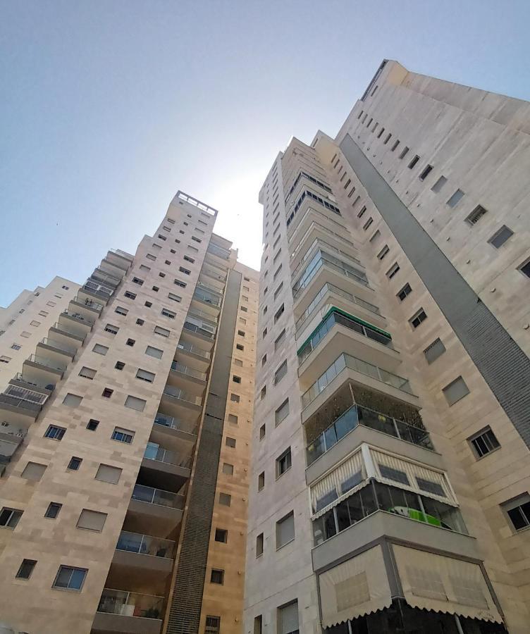 Beach Suite Israel- Private Jacuzzi Garden Suite & Gym, 3 Min Walk To Beach ביץ סוייט ישראל- ג'קוזי פרטי בגינה 3 דקות הליכה לים וחדר כושר Ashkelon Bagian luar foto